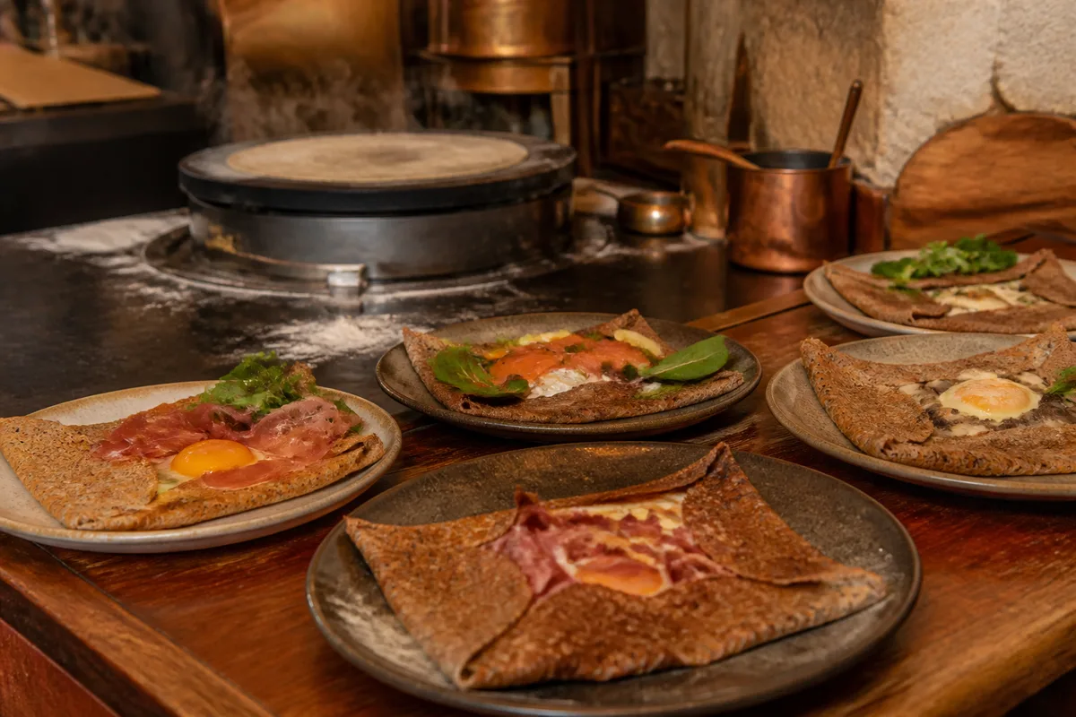 Galettes de blé noir garnies servies sur une table de réception